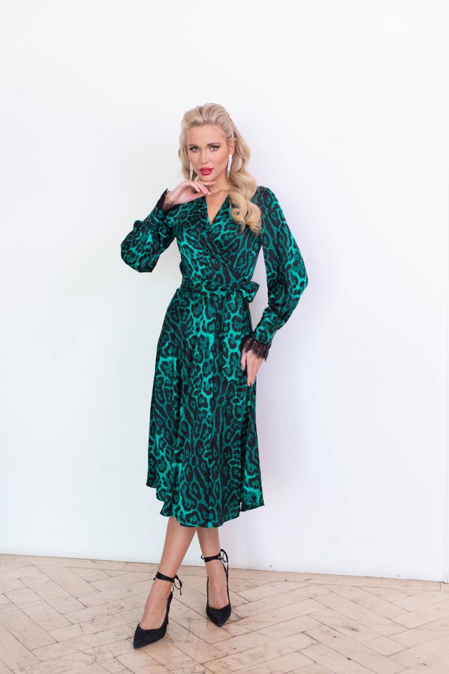 Платье на запах в изумрудном цвете