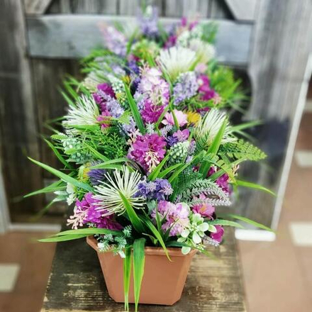 Композиция в ящике из искусственных цветов