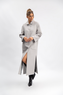 Пальто двубортное с боковыми разрезами и накладными карманами