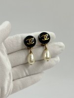 Клипсы с «жемчужными» подвесками Chanel