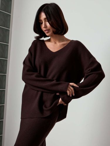 Трикотажный костюм с юбкой шоколадного цвета