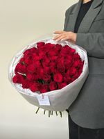 Букет 51 красная роза в оформлении