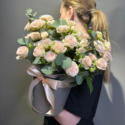 Роза кустовая в шляпной коробке " Пич ''