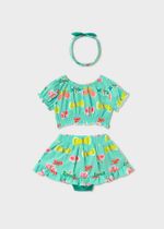 топ с юбкой и повязкой на голову