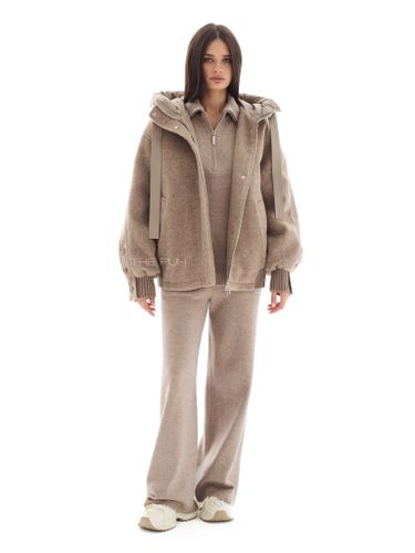 Вязаный костюм с вышивкой в цвете капучино