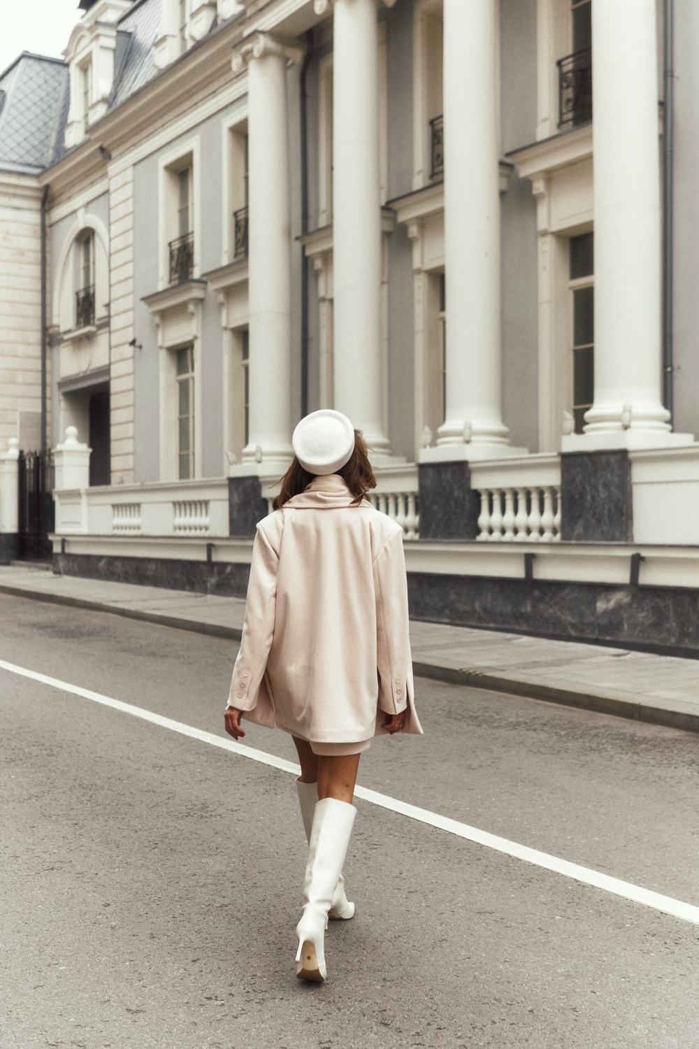 Пальто-пиджак с юбкой в молочно-бежевом цвете