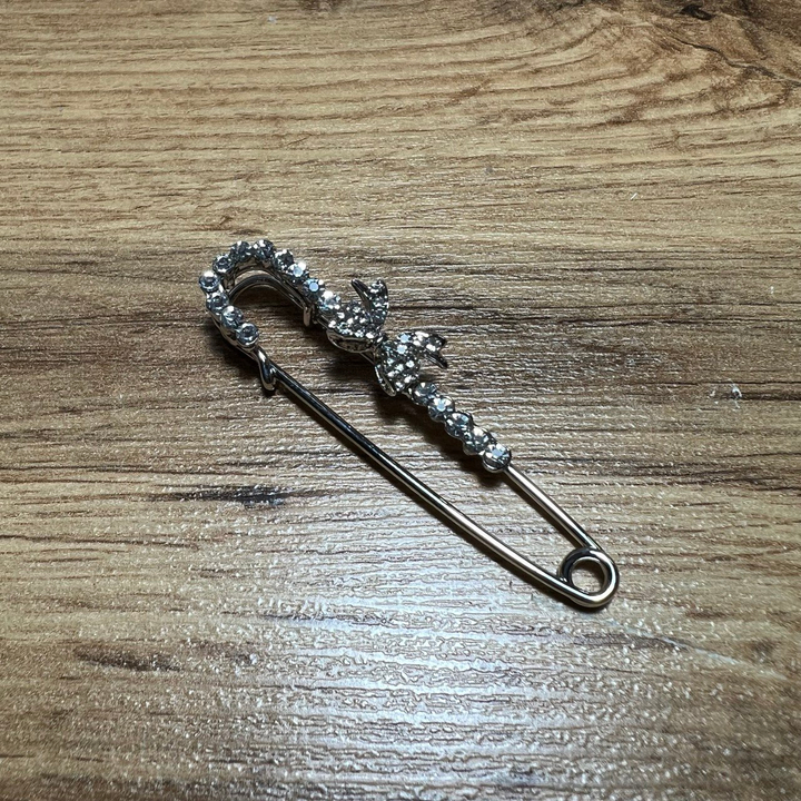 Брошь-булавка 16 кристаллов бантик стразы металл серебристый 6 см