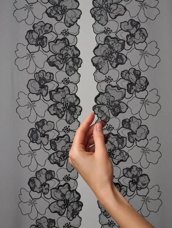 05-164 ОПТ Вышивка на неэл. сетке 21 см, черный/серебро (правая)