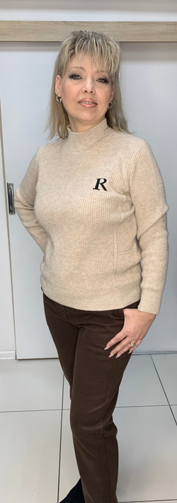 Джемпер под "лапшу" с буквой R