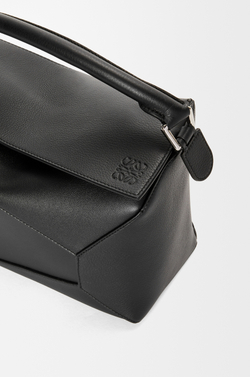 Loewe Сумка среднего размера Puzzle Edge из классической телячьей кожи, черный