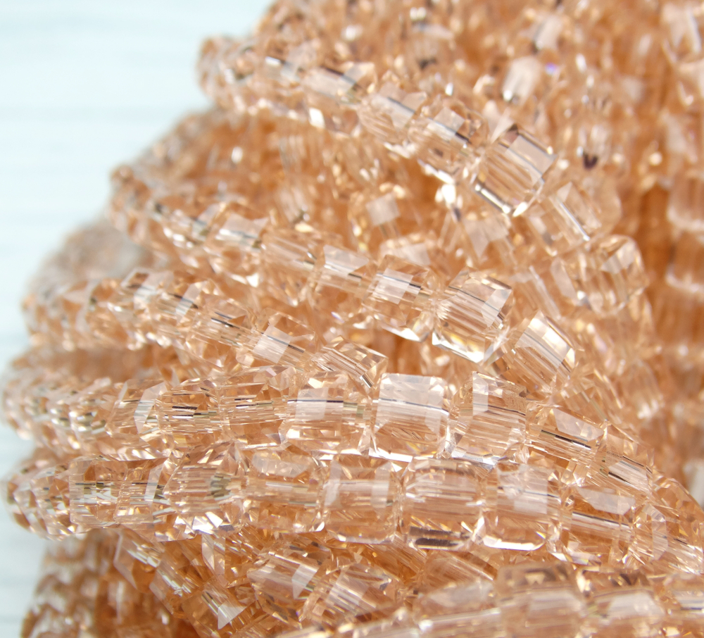 БВ012НН4 Хрустальные бусины квадратные, цвет: персиковый, размер 4 мм, кол-во: 44-45 шт.