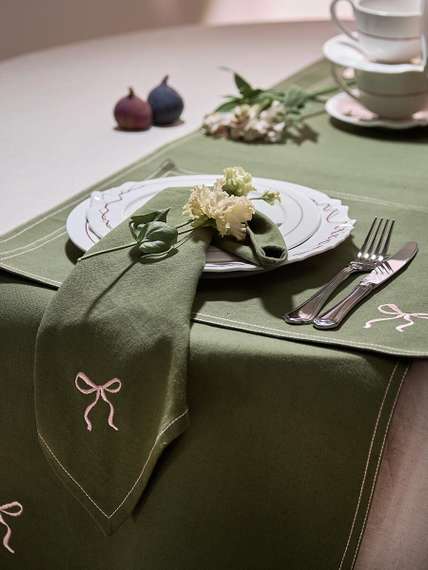 Дорожка на стол fancy bows оливкового цвета из коллекции essential, 45x150 см