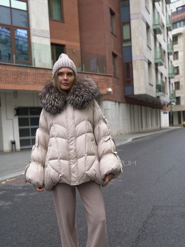 Бежевый пуховик с мехом енота и завязками на рукавах