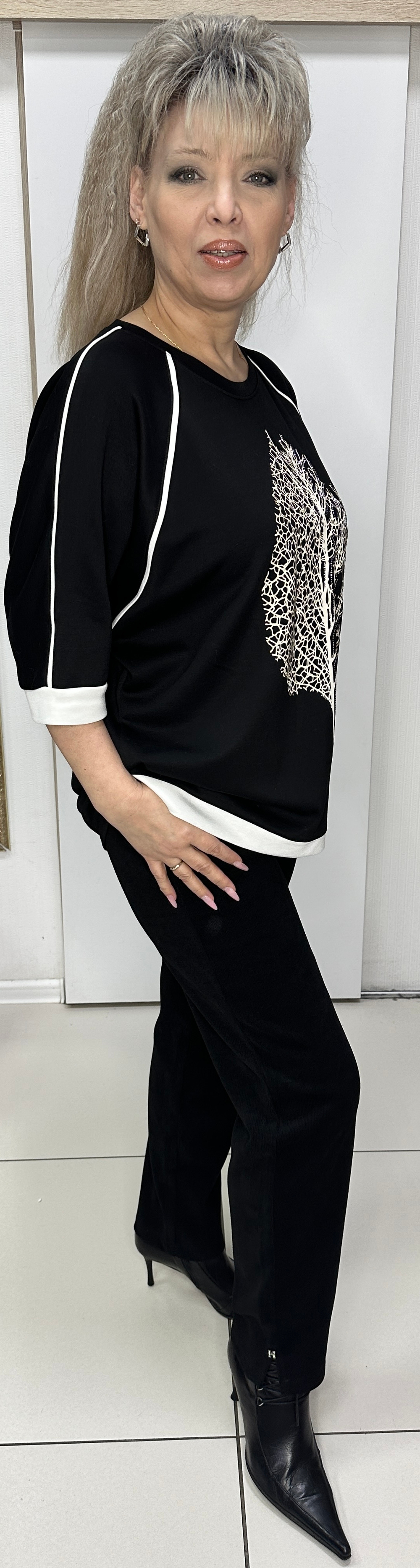 Черный блузон со стразовым принтом и белой окантовкой