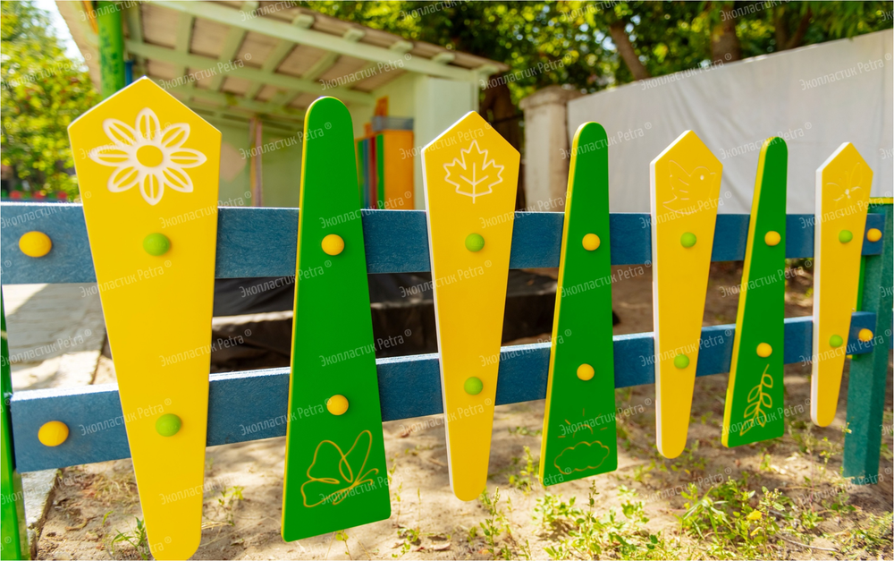 Забор уличный из экопластика Флажки, секция 1490х600 мм