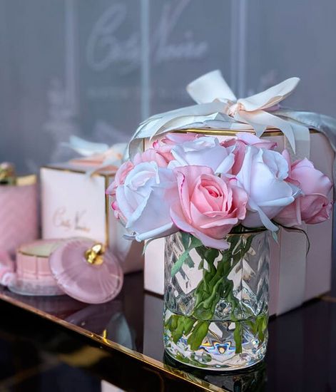 Букет розовых и нежно-розовых роз в прозрачной вазе "ёлочка", Cote Noire