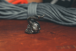 Темлячная бусина, подвеска "Хэлбой", белый метал