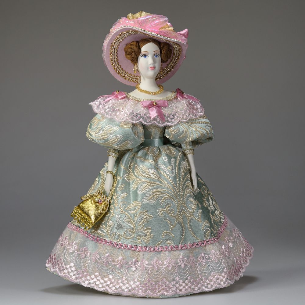 Сувенирная кукла в летнем платье для прогулок