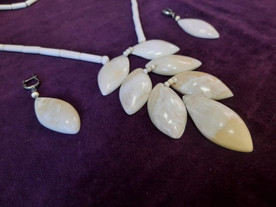 Набор колье и серьги  "Листья", зуб кашалота