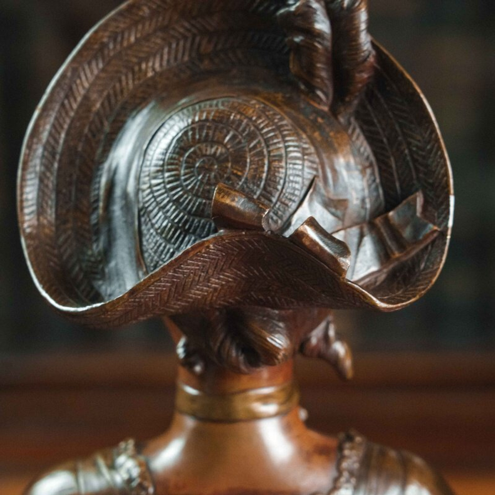 Бюст девушки в шляпке