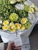 Букет из кустовых пионовивидных роз, лизиантуса, маттиолы, гортензии и диантусов