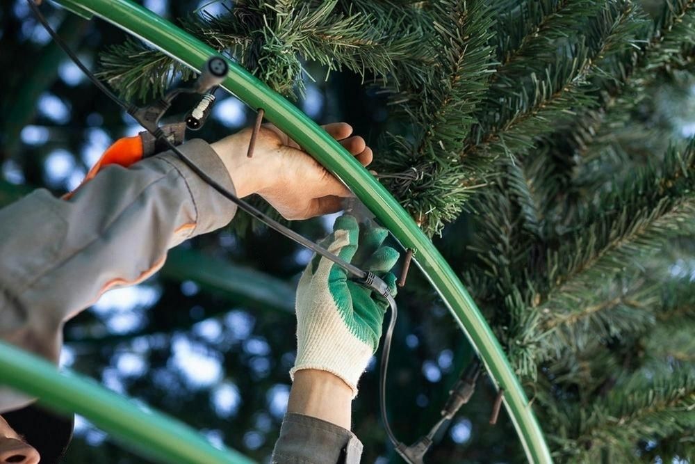 Светодинамическая елка каркасная - встроенная гирлянда: теплый свет - "Уральская" 13 м