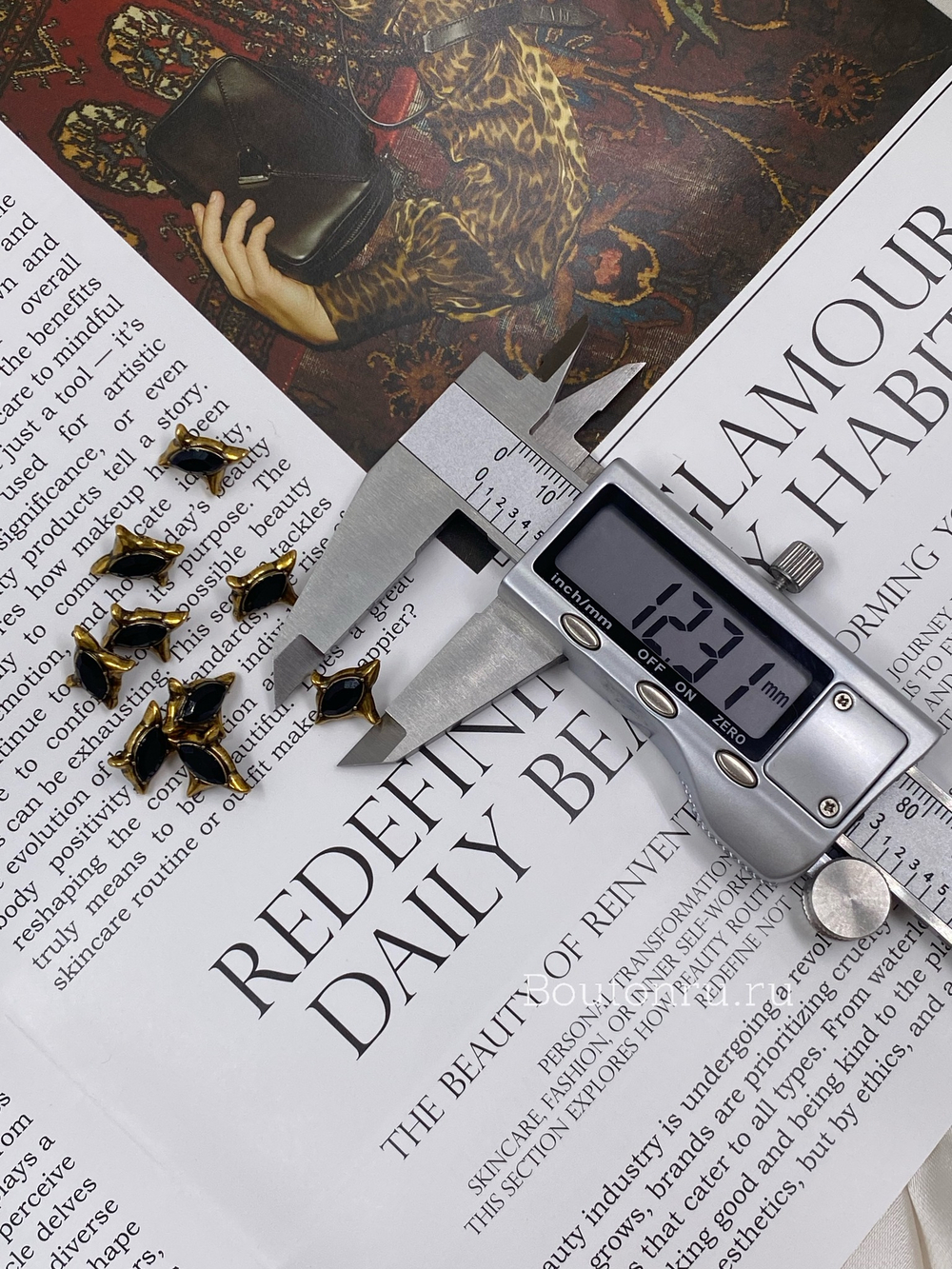 Пуговицы бронза в виде неровной звезды с черным стразом