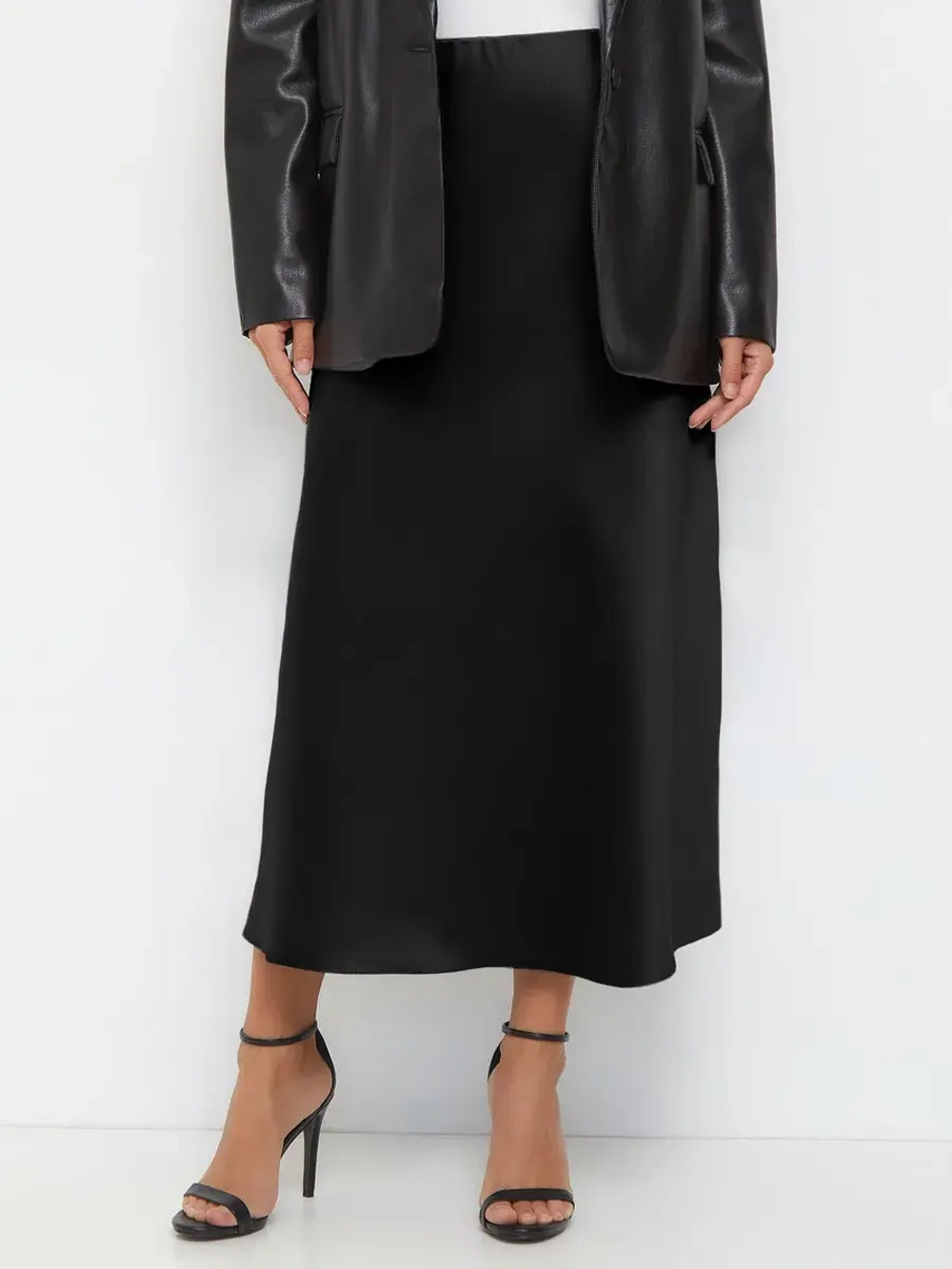 Весенняя юбка атласная плотная, черная, на резинке,