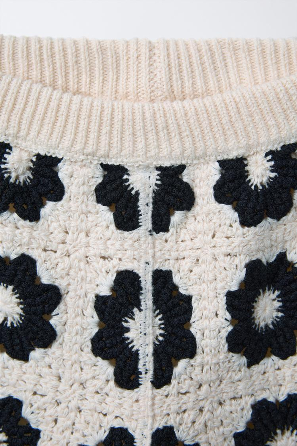 ZARA ТРИКОТАЖНЫЕ БРЮКИ ИЗ КРУЖЕВА КРОШЕ С ЦВЕТОЧНЫМ УЗОРОМ, ЭКРЮ/ЧЕРНЫЙ