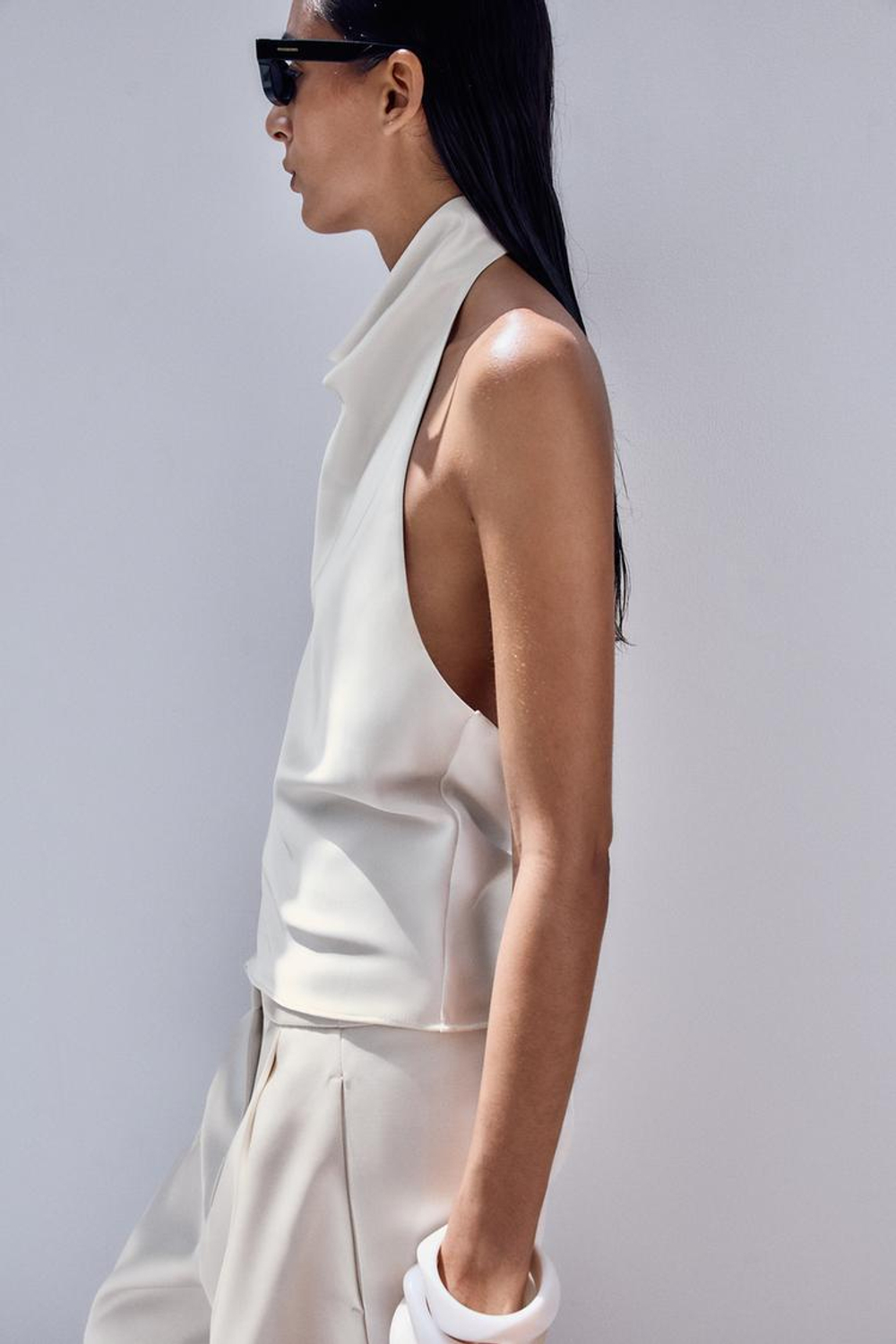 ZARA АТЛАСНЫЙ ТОП С ГОРЛОВИНОЙ ХАЛТЕР, ЭКРЮ