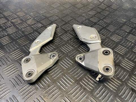 Кронштейны водительских подножек Yamaha FZ1 Fazer RN17