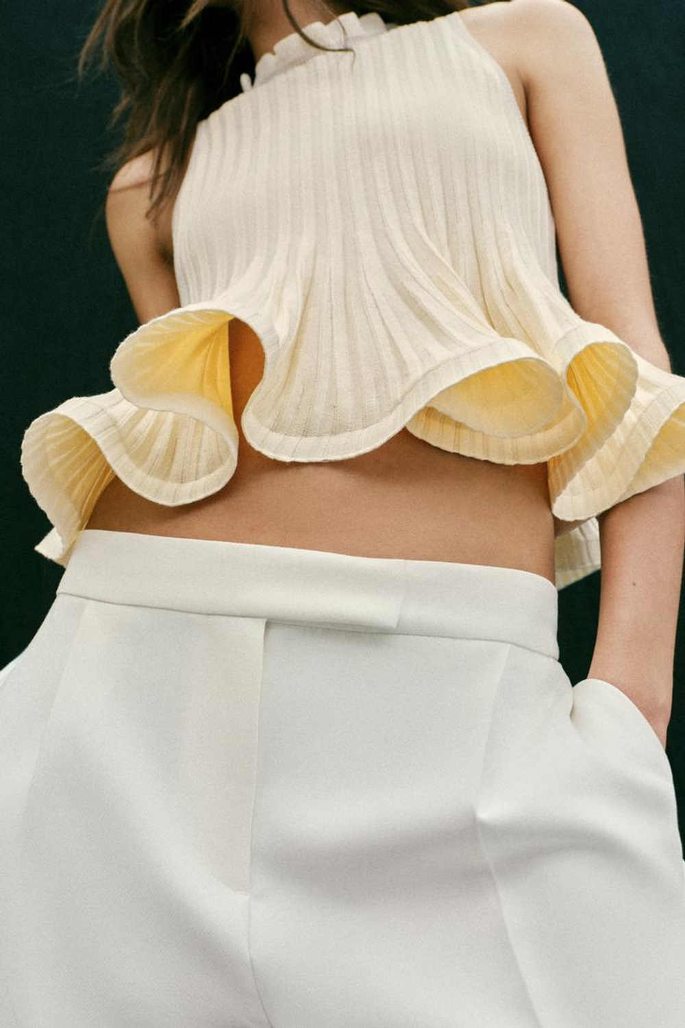 ZARA ТРИКОТАЖНЫЙ ТОП С БАСКОЙ, ЭКРЮ