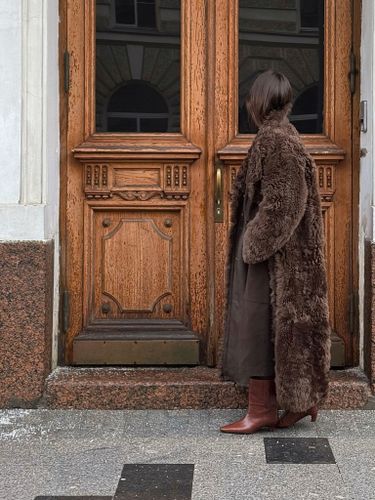 Длинная шуба из овчины шоколадного цвета