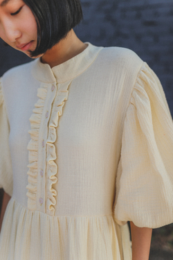 Платье с жабо и рукавами-фонариками, нежно-желтый муслин