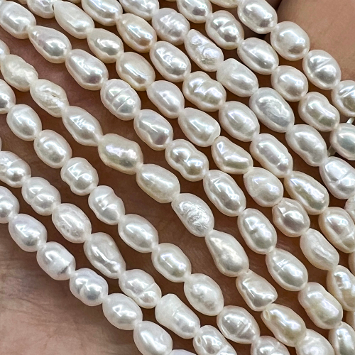 Жемчуг 2А речной бусины Рис 4-6 мм, на нитке 38 см