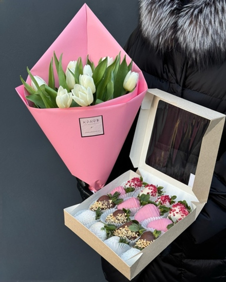 комбо 11 тюльпанов и коробочка на 16 клубник