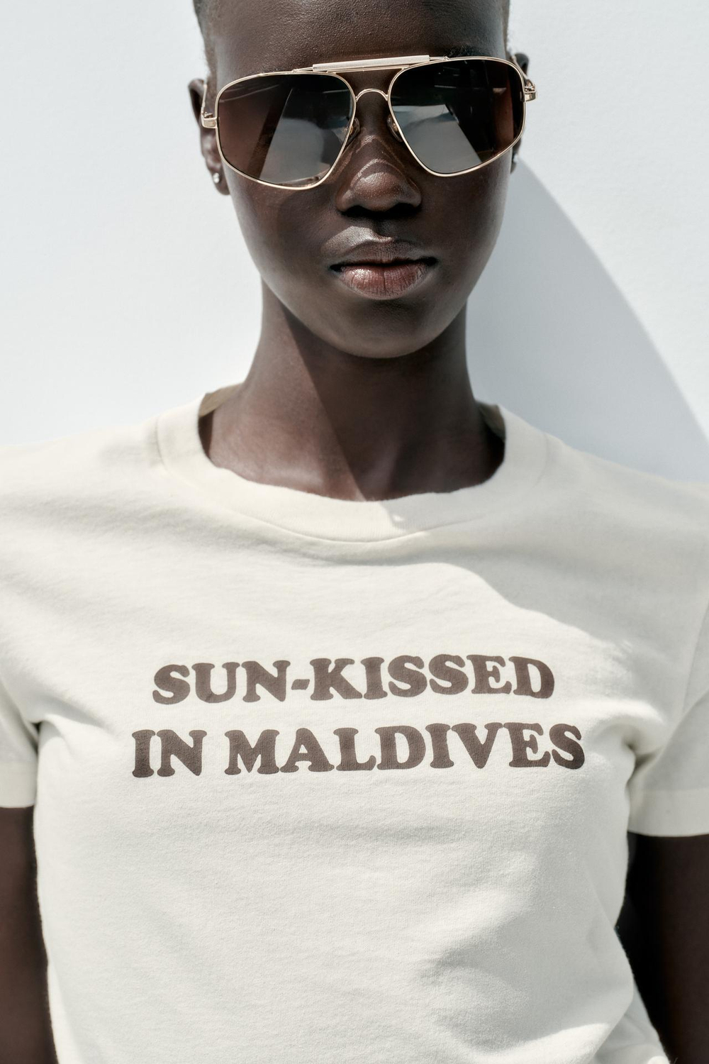 ZARA ФУТБОЛКА ИЗ ТКАНИ С ЭФФЕКТОМ ПОТЕРТОСТИ С НАДПИСЬЮ, СЛОНОВАЯ КОСТЬ