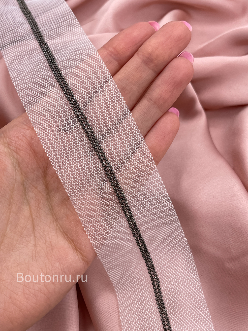 Тесьма мониль графит на белой сетке (4 ряда)