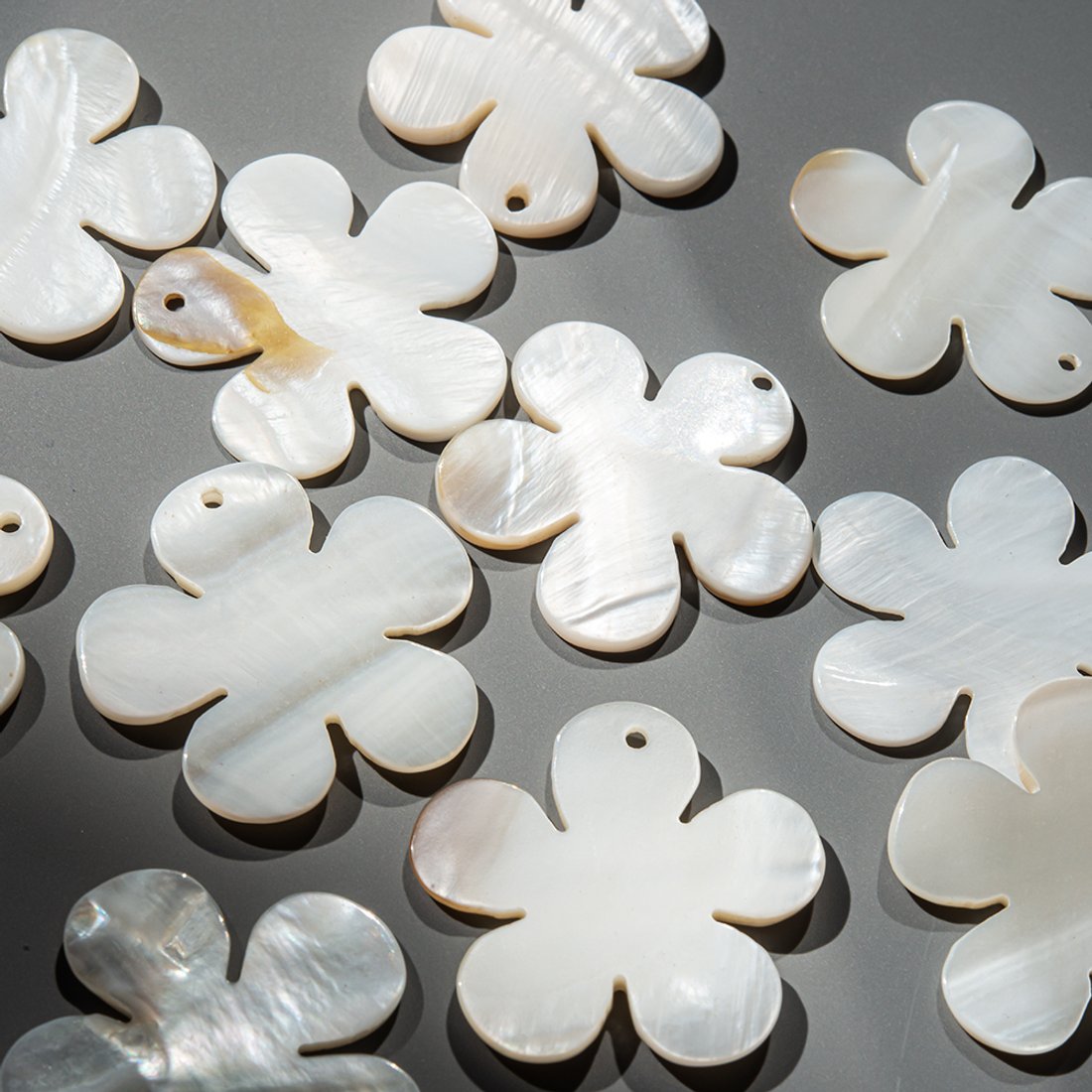 Цветок из перламутра речных ракушек, 30мм, белый