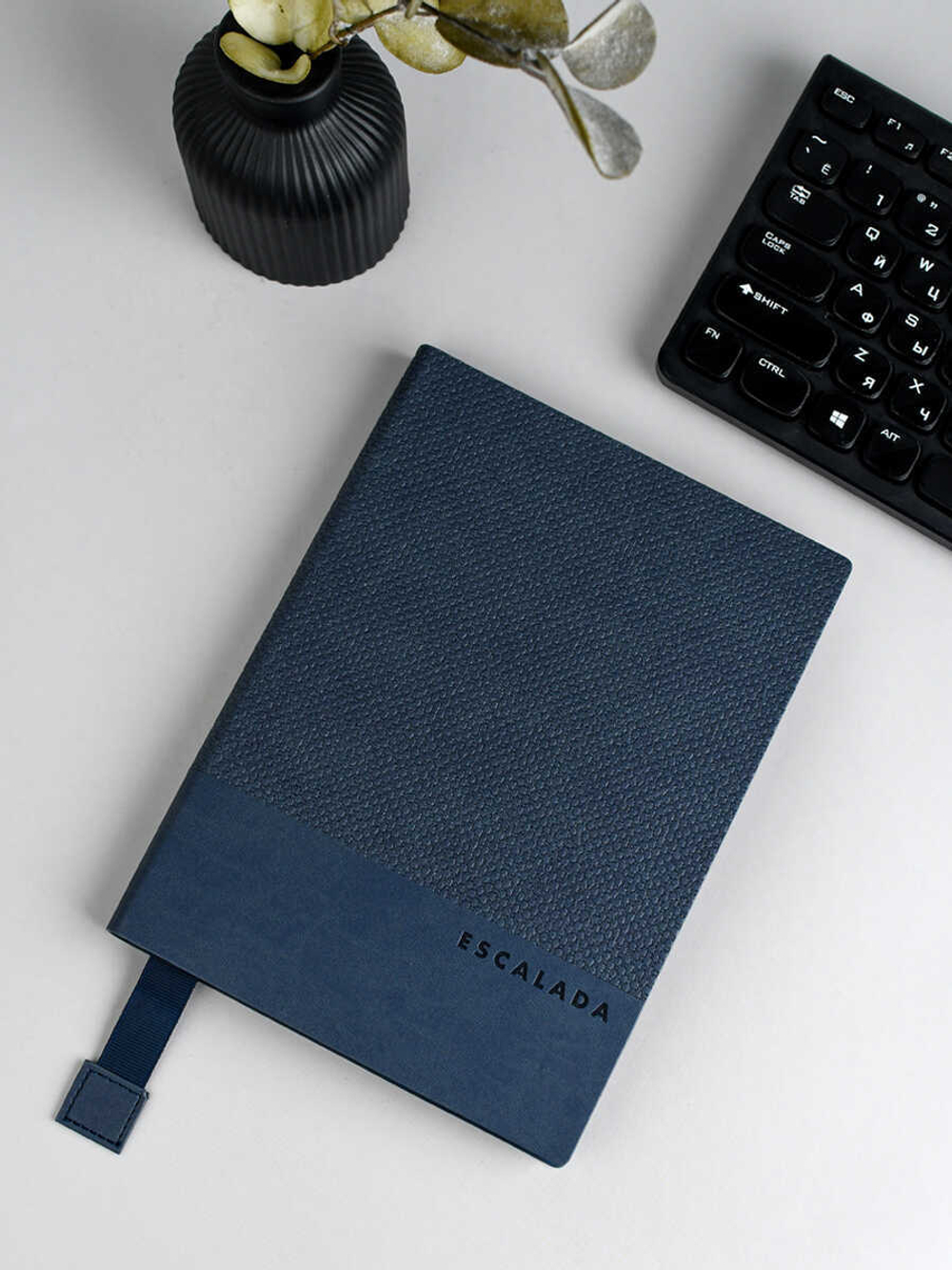 Ежедневник недатированный ESCALADA, А5, 160 л., арт. 70656/ 15 ПИКЕ МАКРО СИНИЙ (кожзам: 146x211 мм, мягкий переплёт, запаянный край, материал обложки: искусственная кожа "Виннер", искусственная кожа "Пике макро"; способ крепления блока: ниткошвейный
