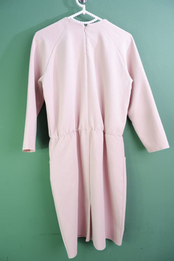 Платье лаконичное, со стильными пуговицами по всей длине 44 размер