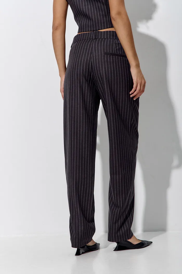 Брюки бананы в полоску темно-серого цвета