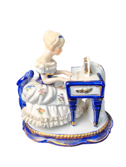 Фарфоровая статуэтка "Дама за клавесином" Thun