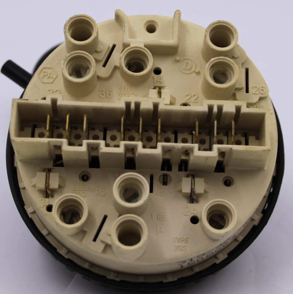 Датчик уровня воды (прессостат) стиральной машины Electrolux Aeg Zanussi 15086003 05 (319/98 793884)