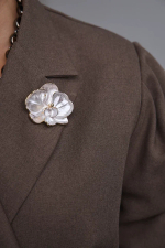 Брошь цветок орхидеи из бело-персиковой эмали с золотой окантовкой