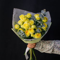 37. Сочный моно-букет из кустовых пионовидных роз