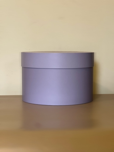 Короткая круглая коробка 22,5 см . Цвет:  светло серые   . Розница 350 рублей .