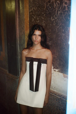 ZARA ПЛАТЬЕ БЕЗ БРЕТЕЛЕЙ С БАНТОМ, ЖЕЛТОВАТО-БЕЛЫЙ