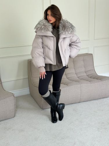Короткий бежевый пуховик с меховым воротником