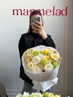 Букет из кустовых пионовидных роз, диантусов и нарциссов и хризантемы